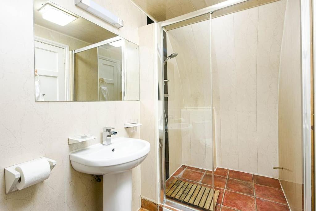 Unique 1 Bedroom Apartment-Bath Exterior photo